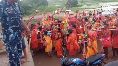 कुमारसर के बड़वा नदी में अधिक जलस्तर बढ़ जाने के कारण कमरिया जर्जर पुल का इस्तेमाल कर रहा है इसे कभी भी अनहोनी हो सकता ह