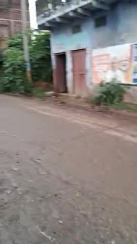 भभुआ बाईपास के मेन रोड का ये हाल हैं जहां पानी भरने के कारण सड़क ही नज़ारा नहीं आ रहा l
#kaimur #rod #gov #बारिश