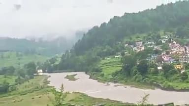 @गरुड़ में गोमती नदी उफान पर  
06/08/2025