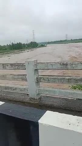 jaspur fikka nade ka paani pul ke saat mil kar chal raha hai