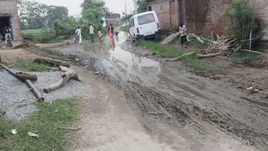 बारुण प्रखंड के धनगांई पंचायत बटूरा जो करा से अनुग्रह नारायण रोड को जोड़ती है जो कुछ लोग रोड पर कब्जा किया है कई लोगों