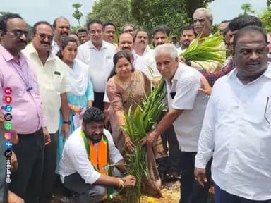 Mega #OilPalm Plantation Drive held in Nellipudi, AP—1,807 saplings planted on 12.6 acres with 188 farmers. #AgriGoI