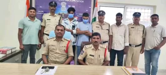 గంజాయి అమ్మడానికి ప్రయత్నిస్తున్న ఇద్దరు నిందితులు సిద్దరబోయిన అఖిల్, పవన్ కుమార్ లను పట్టుకొని వారి వద్ద నుండి 140 గ్రాముల గంజాయి స్వాధీనం చేసుకున్న సిద్దిపేట టాస్క్ ఫోర్స్ పోలీసులు, త్రీ టౌన్ పోలీసులు.