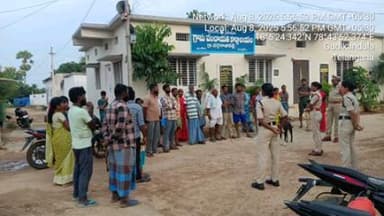 మిరుదొడ్డి ఎస్ఐ సమత, గ్రామ విపిఓ తో కలిసి వర్ధరాజుపల్లి, గ్రామాన్ని సందర్శించి రాబోవు స్థానిక సంస్థల ఎన్నికల సందర్భంగా పలు అంశాల గురించి, సైబర్ నేరాలు సీసీ కెమెరాలు గంజాయి డ్రగ్స్, మత్తుపదార్థాల గురించి అవగాహన కల్పించారు.