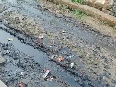 पहाड़ी नगर पालिका की वार्ड नंबर 3 का हाल जिसकी वजह से कीचड़ की वजह से हो रही है ग्रामीणों को परेशानी