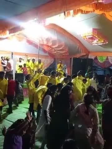 विश्व आदिवासी दिवस के उपलक्ष्य में गोंडी धर्म रिती रिवाज के साथ बेस भूसा में डांस करते हुऐ आदिवासी समाज ग्राम देवरी में