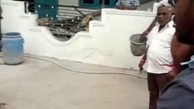 தாராபுரம்: தாராபுரம் பேருந்து நிலையம் அருகே பானிபூரி கடைக்காரரை அரிவாளால் வெட்டி விட்டு தப்பியோடிய நபர்கள்