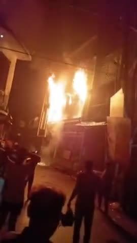 शाहाबाद के कपड़ा व्यापारी मनीष रस्तोगी के शोरूम में अज्ञात कारणों से भयंकर आग लग गयी
#शाहाबाद