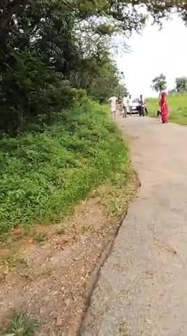 होमगार्ड पंकज उपाध्याय द्वारा धमकी दिया जा रहा है हमारे पैतृक हिस्सा पेट की जमीन परजुताई के दौरान।