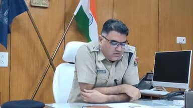 श्री अनिल कुमार IPS पुलिस अधीक्षक, सवाई माधोपुर ने की प्रेस वार्ता।
पुलिस थाना मानटाउन पर दर्ज प्रकरण में 23 वर्ष से फरार ₹20000 के ईनामी शातिर ठग जीवालाल जैन को भरूच, गुजरात से पकड़ने में मिली सफलता पर ली प्रेस वार्ता।