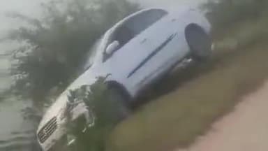 బీబీ నగర్: జైనాపల్లిలో చెరువులోకి దూసుకు వెళ్లిన కారు తప్పిన ప్రమాదం