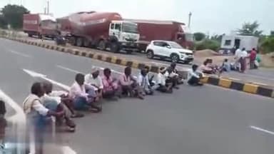 తిప్పర్తి: నార్కట్పల్లి అద్దంకి హైవే పై యూరియా కోసం రైతులు ధర్నా భారీ ట్రాఫిక్ జామ్