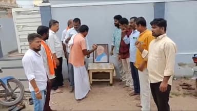 బిచ్కుంద: బిచ్కుంద లో ప్రధాన మోడీ చిత్రపటానికి పాలాభిషేకం