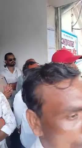पूर्व सूचना के बाद भी पलेरा तहसीलदार के न मिलने से भारतीय किसान संघ नाराज। ऐसे अधिकारी किसान विरोधी है।