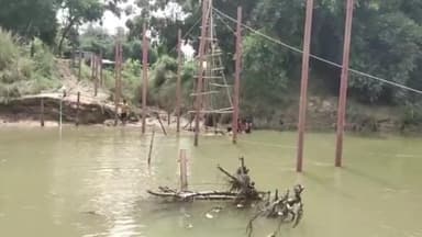 চন্দ্রকোনা ১: বন্যায় ভেঙ্গে গেছে সেতু ঝুঁকি নিয়ে পারাপার নদীতে চন্দ্রকোনার এমনই ছবি