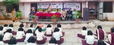 నడిగూడెం మండల కేంద్రంలో సోషల్ వెల్ఫేర్ గర్ల్స్ కళాశాల నందు మహిళా రక్షణ చట్టాల గురించి బాలికల వేధింపుల ఫిర్యాదు చేయడం గురించి అవగాహన కల్పిస్తున్న నడిగూడెం పోలీసులు