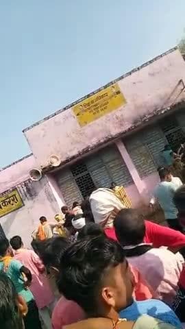 खाद के लिए जनता हो रही है परेशान करैरा ब्लॉक पर किसानों की हालत