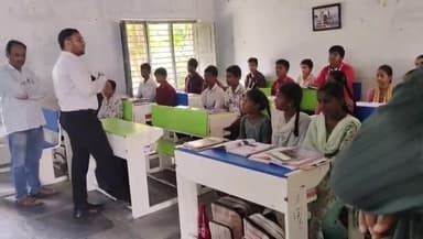 చింతలపాలెం: చింతలపాలెం మండల కేంద్రంలో జడ్పీ ఉన్నత పాఠశాలలో ఉపాధ్యాయ అవతారమిత్తిన జిల్లా కలెక్టర్ తేజస్