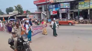 चारामा में हड़ताल के 25वें दिन एनएचएम कर्मचारियों का अनोखा विरोध प्रदर्शन, दुकानदारों से मांगी भीख