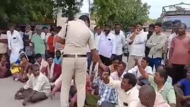 గుర్రంపోడు: యూరియా సమస్యను పరిష్కరించాలని గుర్రంపొడి మండల కేంద్రంలోని ప్రధాన రహదారిపై రాస్తారోకో నిర్వహించిన రైతులు