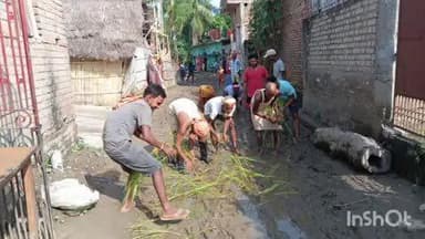 अंधराठाढ़ी: गंगद्वार पंचायत के चपाही गांव में सड़क की बदहाली से परेशान लोगों ने कीचड़ में धान रोपकर जताया विरोध