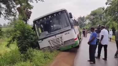 నారాయణపూర్: జనగాం గ్రామ శివారులో త్రుటిలో తప్పిన పెను ప్రమాదం, కారును తప్పించబోయి కల్వర్టు పైకి దూసుకెళ్లిన ఆర్టీసీ బస్సు