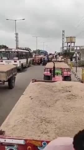 నాగారం: అర్వపల్లిలో యూరియా కోసం ధర్నాకు
దిగిన రైతులు