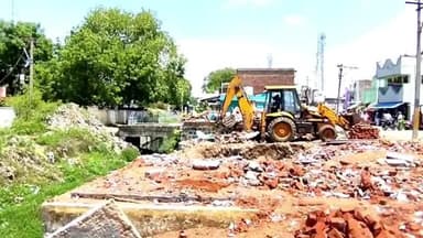 கெங்கவல்லி: நீர்நிலைகளில் கட்டப்பட்ட ஆக்கிரமிப்பு வீடுகள் இடித்து அகற்றம் ..கெங்கவள்ளி அருகே பதட்டம் போலீஸ்