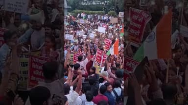 पटना में नौकरी छीनने पर इंकलाब का नजारा देखिए #shorts #patnanews #NepalGenZProtest #biharpolitics