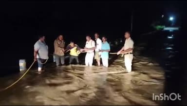 ఎల్కతుర్తి: జిలగుల వాగులో చిక్కుకున్న వ్యక్తిని కాపాడిన ఎల్కతుర్తి పోలీసులు