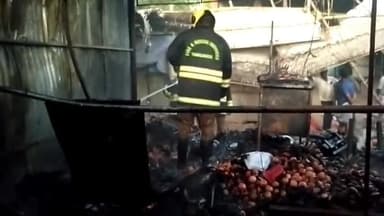 திசையன்விளை: திசையன்விளை தினசரி சந்தையில் தீ விபத்து. துணிக்கடை பழக்கடை முற்றிலும் எரிந்து நாசம்.