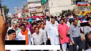 एक दिन पहले 'जागरूकता' और फिर 'रक्तदान'; बच्चों की पहल लाल छाते लेकर निकाली रक्तदान जागरूकता रैली #news #neemkathana