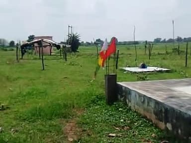 ग्राम लवाझि मे माधोरा बाबा के मेदान मे माडाई स्थान पर मेला लगता हे हार साल गांव के कुछ आहिरबार लोगो ने अपना कब्जा कर लिय