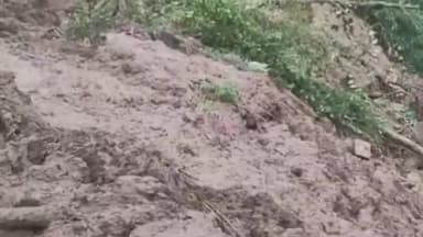 मकरीड़ी: मकरीडी में भारी बारिश से भूस्खलन, कुराटी में मकानों और गौशालाओं पर मंडराया खतरा