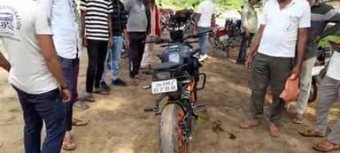साडम पश्चिमी पंचायत कब्रिस्तान के पास झाड़ियां में मिला लावारिस बाइक, गोमिया पुलिस कर रही है जांच।