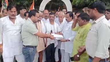 पोरसा: विधायक देवेंद्र सखवार और कांग्रेस कार्यकर्ताओं ने पोरसा तहसीलदार नवीन भारद्वाज को गल्ला मंडी में सौंपा ज्ञापन