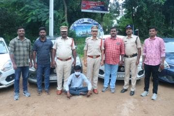 కార్లు కిరాయికి తీసుకొని కుదువ పెట్టి మరియు అమ్ముకునే మూటను పట్టుకొని మిద్దెల మహేష్ ను అరెస్టు చేసి ఆరు కార్లు రికవరీ జ్యుడీషియల్ రిమాండ్కు పంపించడం జరిగిందని టూ టౌన్ ఇన్స్పెక్టర్ ఉపేందర్ తెలిపారు.