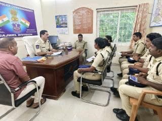 గజ్వేల్ ఎసిపి నరసింహులు, గజ్వేల్ డివిజన్ పరిధిలోని టెక్ టీమ్ కానిస్టేబుల్ లకు ఏరోజుకారోజు ఆన్లైన్ డాటా ఎంట్రీ చేయాలని సూచించారు