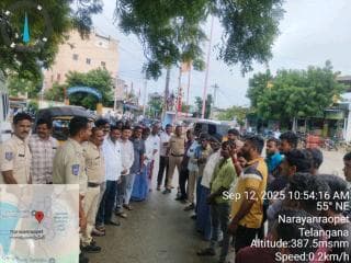 సిద్దిపేట రూరల్ ఎస్ఐ రాజేష్, గ్రామ విపిఓ తో కలిసి నారాయణరావుపేట గ్రామాన్ని సందర్శించి గ్రామ ప్రజలకు రాబోవు స్థానిక సంస్థల ఎన్నికల గురించి సైబర్ నేరాల గురించి సీసీ కెమెరాల గురించి అవగాహన కల్పించారు