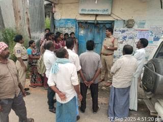 తొగుట ఎస్ఐ రవి కాంతారావు, గ్రామ విపిఓ తో కలిసి వెంకట్రావుపేట గ్రామాన్ని సందర్శించి గ్రామ ప్రజలకు రాబోవు స్థానిక సంస్థల ఎన్నికల గురించి సైబర్ నేరాల గురించి సీసీ కెమెరాల గురించి అవగాహన కల్పించారు