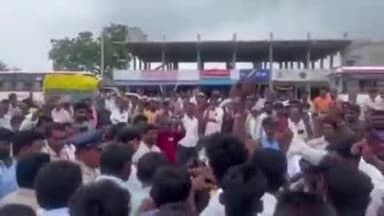 తిప్పర్తి: తిప్పర్తి మండల కేంద్రంలో యూరియా కోసం రైతులు ఆందోళన