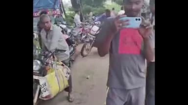 దొండపూడి లో యూరియా కోసం రైతుల నిరసన