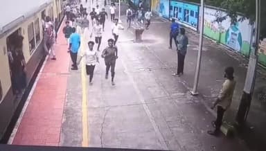 அயனாவரம்: ரயில் நிலையத்தில் மோதிக் கொண்ட மாணவர்கள் - பரபரப்பு காட்சி வெளியான நிலையில் மேலும் இருவர் கைது