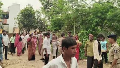 વાઘોડિયા: રોપા ગામે પોલીસ બંદોબસ્ત સાથે ગ્રામ પંચાયતનું દબાણોપર બુલડોઝર ચાલ્યું