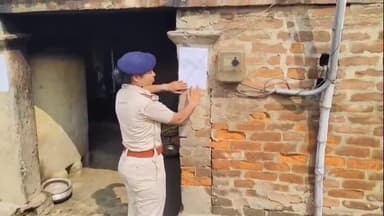 रामगढ़वा: रामगढ़वा थाना कांड संख्या 322/24 एवं 325/24 के NDPS कांड के नामजद अभियुक्त के घर इश्तेहार चस्पा किया गया