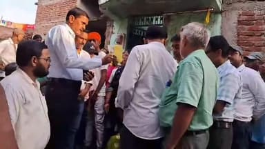 देव प्रखंड के मृत शिक्षक दिलीप पासवान के पत्नी को देव के शिक्षकों ने एक लाख तिरासी हजार पांच सौ रुपए का चेक सौंपा।
