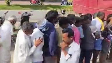 కొండమల్లేపల్లి: కొండమల్లేపల్లిలో యూరియా కోసం బారులు తిరిన రైతులు