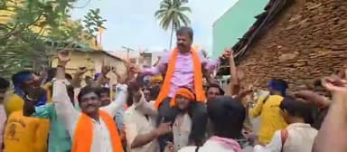 ನ್ಯಾಮತಿ: ಫಲವನಹಳ್ಳಿಯಲ್ಲಿ ಗಣೇಶ ವಿಸರ್ಜನಾ ಮೆರವಣಿಗೆ: ಮಾಜಿ ಸಚಿವ ಎಂಪಿ ರೇಣುಕಾಚಾರ್ಯರನ್ನು ಎತ್ತಿ ಕುಣಿದ ಯುವಕರು