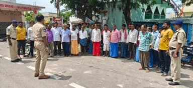 కోహెడ ఎస్ఐ అభిలాష్ గ్రామ విపిఓ తో కలిసి తంగేళ్లపల్లి గ్రామాన్ని సందర్శించి స్థానిక సంస్థల ఎన్నికల గురించి, సైబర్ నేరాలు,సామాజిక రుగ్మతల గురించి అవగాహన కల్పించారు.