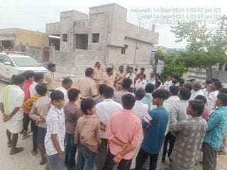 గజ్వేల్ ఇన్స్పెక్టర్ రవికుమార్, గ్రామ విపిఓ తో కలిసి ఆర్ అండ్ ఆర్ కాలనీ పల్లెపహాడ్ గ్రామాన్ని సందర్శించి స్థానిక సంస్థల ఎన్నికల గురించి, సైబర్ నేరాలు,సామాజిక రుగ్మతల గురించి అవగాహన కల్పించారు.